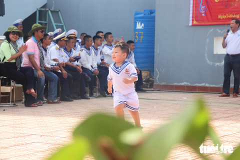 Vượt sóng ươm mầm xanh Trường Sa - Ảnh 6. Vượt sóng ươm mầm xanh Trường Sa - Ảnh 6.