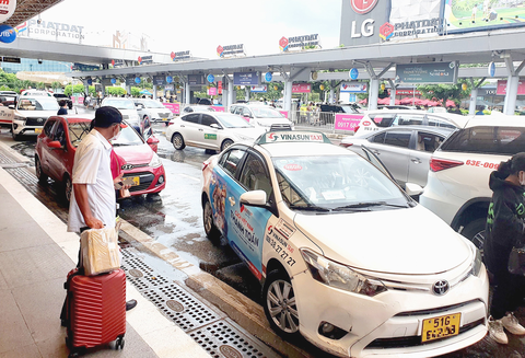 Lo ùn ứ khách tại Tân Sơn Nhất - Ảnh 1. Các hãng xe công nghệ và taxi cho biết sẽ tăng mạnh số lượng đầu xe để đáp ứng nhu cầu đi lại của người dân tại Tân Sơn Nhất trong dịp lễ - Ảnh: C.TRUNG