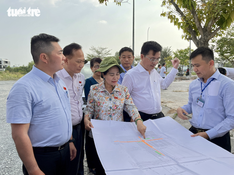 Linh động cho người dân xây nhà mới lúc đợi giao mặt bằng dự án vành đai 3 TP.HCM - Ảnh 2. Đoàn đi khảo sát thực tế tại khu tái định cư dự án vành đai 3 tại xã Phạm Văn Hai, huyện Bình Chánh - Ảnh: CHÂU TUẤN