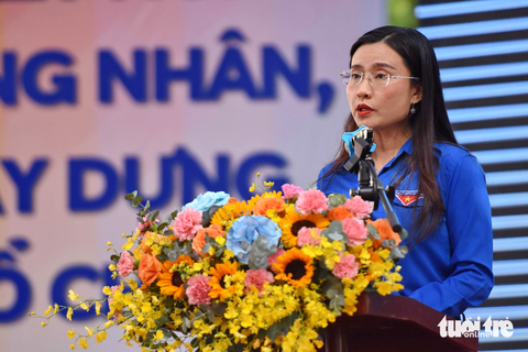 Một bộ phận thanh niên công nhân đang gặp khó khăn trong cuộc sống - Ảnh 1. Chị Nguyễn Phạm Duy Trang - bí thư Trung ương Đoàn, chủ tịch Hội đồng Đội trung ương - phát biểu tại Ngày hội Thanh niên công nhân năm 2023 - Ảnh: A LỘC
