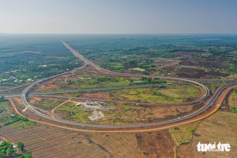 Cao tốc Phan Thiết - Dầu Giây bộn bề trước ngày thông xe - Ảnh 1. Cao tốc Phan Thiết - Dầu Giây bộn bề trước ngày thông xe - Ảnh 1.