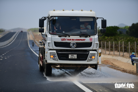 Cao tốc Phan Thiết - Dầu Giây bộn bề trước ngày thông xe - Ảnh 8. Cao tốc Phan Thiết - Dầu Giây bộn bề trước ngày thông xe - Ảnh 8.