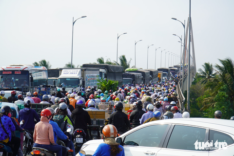 Cầu Rạch Miễu lại kẹt cứng trước lễ 30-4 - Ảnh 1. Cầu Rạch Miễu lại kẹt cứng trước lễ 30-4 - Ảnh 1.