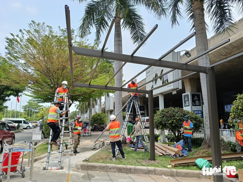 Tân Sơn Nhất lắp mái che cho khách chờ xe công nghệ - Ảnh 3. Tân Sơn Nhất lắp mái che cho khách chờ xe công nghệ - Ảnh 3.