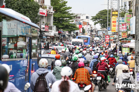 Các cửa ngõ TP.HCM ken đặc người về quê, đi nghỉ lễ - Ảnh 6. Các cửa ngõ TP.HCM ken đặc người về quê, đi nghỉ lễ - Ảnh 6.