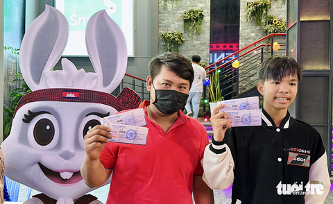 Những CĐV Việt Nam may mắn có vé xem U22 Việt Nam - Ảnh 4. Những CĐV Việt Nam may mắn có vé xem U22 Việt Nam - Ảnh 4.