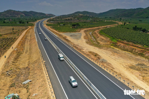 Ngắm cao tốc Phan Thiết - Dầu Giây nhiều người mong chờ - Ảnh 1. Ngắm cao tốc Phan Thiết - Dầu Giây nhiều người mong chờ - Ảnh 1.