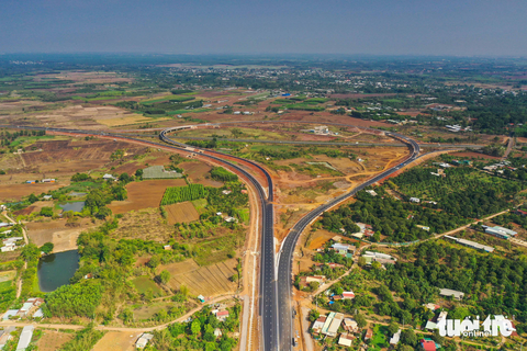 Ngắm cao tốc Phan Thiết - Dầu Giây nhiều người mong chờ - Ảnh 3. Ngắm cao tốc Phan Thiết - Dầu Giây nhiều người mong chờ - Ảnh 3.