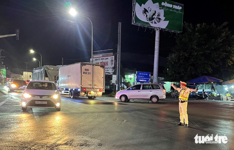 Toàn bộ CSGT Đồng Tháp túc trực suốt đêm nay giúp bà con - Ảnh 1. Toàn bộ CSGT Đồng Tháp túc trực suốt đêm nay giúp bà con - Ảnh 1.