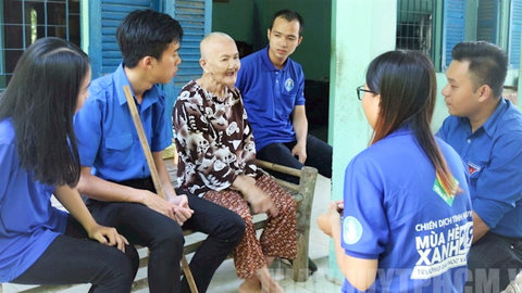 Nghe mẹ kể một thời máu và hoa - Ảnh 1. Nghe mẹ kể một thời máu và hoa - Ảnh 1.