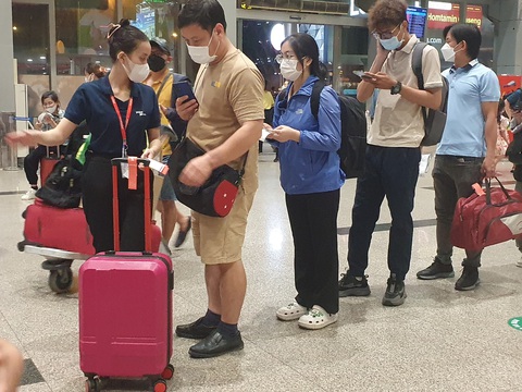 Bay dịp lễ 30-4, coi chừng mất vui vì quá ký hành lý xách tay - Ảnh 3. Bay dịp lễ 30-4, coi chừng mất vui vì quá ký hành lý xách tay - Ảnh 3.
