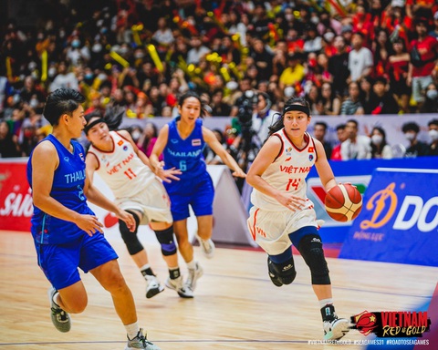 Cầu thủ gốc Việt Christian Juzang úp mở khả năng dự SEA Games 32 - Ảnh 4. Chị em họ Trương (áo trắng) tại SEA Games 31 - Ảnh: VBA