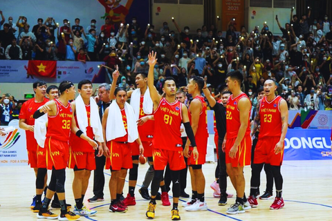 Cầu thủ gốc Việt Christian Juzang úp mở khả năng dự SEA Games 32 - Ảnh 1. Christian Juzang (giữa) và tuyển bóng rổ Việt Nam tại SEA Games 31 - Ảnh: VBA