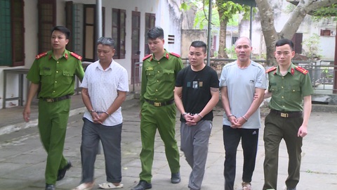 Triệt phá hai nhóm tội phạm chế tạo, tàng trữ hàng tạ thuốc nổ, hàng chục khẩu súng - Ảnh 4. Triệt phá hai nhóm tội phạm chế tạo, tàng trữ hàng tạ thuốc nổ, hàng chục khẩu súng - Ảnh 4.