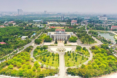 Tạo đất dụng võ cho người giỏi - Ảnh 6. Hệ thống cơ sở vật chất Đại học Quốc gia TP.HCM hiện đại đáp ứng nguồn nhân lực chất lượng cao cho TP.HCM (ảnh chụp trưa 27-4) - Ảnh: QUANG ĐỊNH