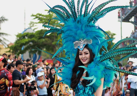 Thành phố hoa hồng rực rỡ sắc màu với tuần lễ hội - Ảnh 1. Thành phố hoa hồng rực rỡ sắc màu với tuần lễ hội - Ảnh 1.