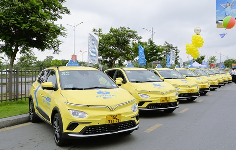 Dàn xe taxi điện của Én Vàng được sơn màu vàng nhận diện nổi bật, sẽ bắt đầu hoạt động để phục vụ khách hàng ngay trong dịp Lễ 30/4 - 1/5 sắp tới. - Ảnh: Đ.H. Dàn xe taxi điện của Én Vàng được sơn màu vàng nhận diện nổi bật, sẽ bắt đầu hoạt động để phục vụ khách hàng ngay trong dịp Lễ 30/4 - 1/5 sắp tới. - Ảnh: Đ.H.