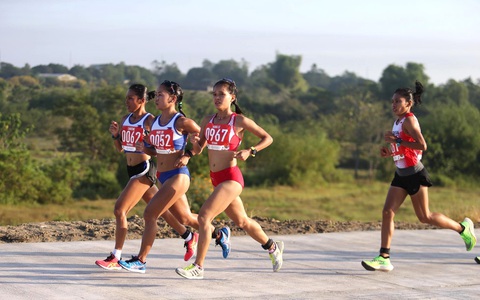 Mời bạn đọc tham gia sân chơi SEA Games 32 do Tuổi Trẻ tổ chức - Ảnh 1. Cô gái nhỏ Phạm Thị Hồng Lệ (số đeo 0967) trên đường chạy marathon SEA Games 2019 - Ảnh: QUANG LIÊM