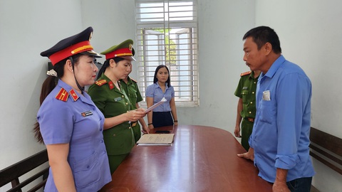 Khởi tố người chồng đánh vợ dã man bằng ghế, vỏ chai thủy tinh... - Ảnh 1. Khởi tố người chồng đánh vợ dã man bằng ghế, vỏ chai thủy tinh... - Ảnh 1.