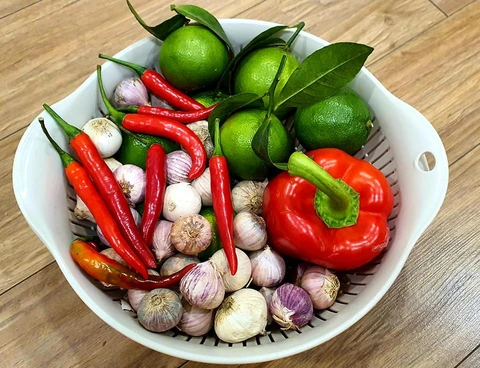 Người có mồ hôi nặng mùi nên hạn chế ăn những loại gia vị có mùi nồng như tỏi, ớt... - Ảnh minh họa Người có mồ hôi nặng mùi nên hạn chế ăn những loại gia vị có mùi nồng như tỏi, ớt... - Ảnh minh họa