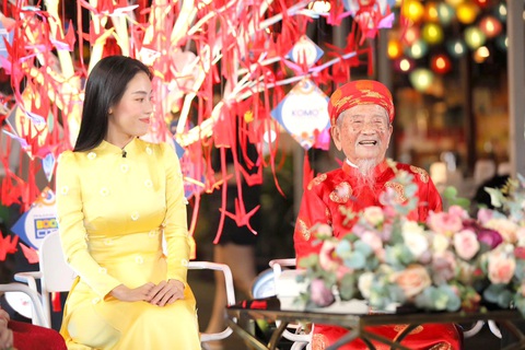 Những cuộc đời trường thọ yên vui - Kỳ 6: Cụ Nguyễn Đình Tư, người hiền hậu bách niên - Ảnh 2. Cụ Nguyễn Đình Tư trò chuyện trong chương trình đón giao thừa trên HTV tháng 1-2023 - Ảnh: HTV