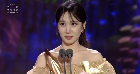 Lần đầu nhận giải Ảnh hậu Baeksang, Song Hye Kyo có lời nhắn gây sốt - Ảnh 5. Lần đầu nhận giải Ảnh hậu Baeksang, Song Hye Kyo có lời nhắn gây sốt - Ảnh 5.