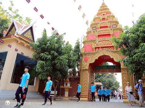 U22 Việt Nam đi chùa, tập kín trước trận gặp U22 Lào - Ảnh 2. U22 Việt Nam đi chùa, tập kín trước trận gặp U22 Lào - Ảnh 2.