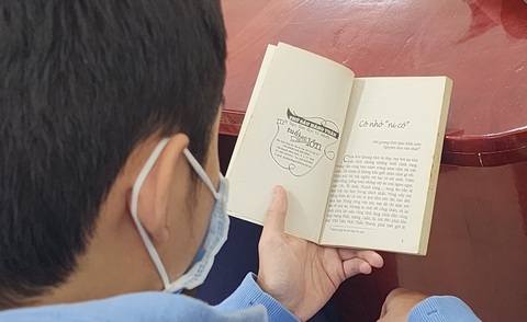 "Phạt" học sinh đọc sách: Ý tưởng hay để xây văn hóa đọc - Ảnh 1. Học sinh Trường THPT Bùi Thị Xuân chăm chú đọc sách trong giờ “phạt đọc sách viết cảm nhận” - Ảnh: MỸ DUNG