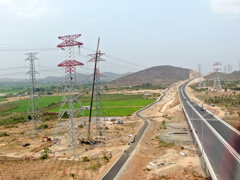 Công ty Truyền tải điện 3 di dời xong các điểm giao chéo đường dây 500kV với cao tốc Bắc - Nam trên địa bàn Bình Thuận - Ảnh 1. Công ty Truyền tải điện 3 di dời xong các điểm giao chéo đường dây 500kV với cao tốc Bắc - Nam trên địa bàn Bình Thuận - Ảnh 1.