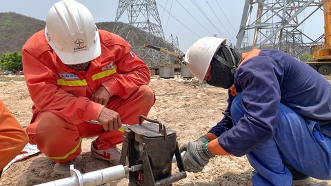 Công ty Truyền tải điện 3 di dời xong các điểm giao chéo đường dây 500kV với cao tốc Bắc - Nam trên địa bàn Bình Thuận - Ảnh 5. Công ty Truyền tải điện 3 di dời xong các điểm giao chéo đường dây 500kV với cao tốc Bắc - Nam trên địa bàn Bình Thuận - Ảnh 5.