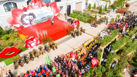 Lễ 30-4: Lên Sa Pa ngắm hàng triệu đoá hồng và khám phá văn hóa vùng cao - Ảnh 1. Toàn cảnh khai mạc lễ hội hoa hồng tại khu du lịch Sun World Fansipan Legend