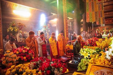 Lễ 30-4: Lên Sa Pa ngắm hàng triệu đoá hồng và khám phá văn hóa vùng cao - Ảnh 2. Phần nghi lễ trang nghiêm Vạn hoa dâng Phật