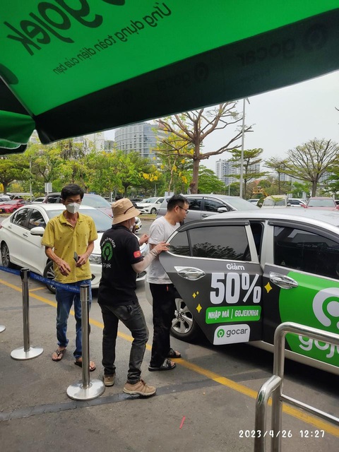 Gojek sẵn sàng làn xe GoCar đón lượng hành khách tăng cao dịp lễ tại sân bay Tân Sơn Nhất - Ảnh 2. Gojek sẵn sàng làn xe GoCar đón lượng hành khách tăng cao dịp lễ tại sân bay Tân Sơn Nhất - Ảnh 2.