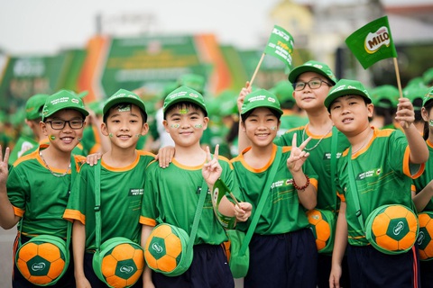 Nestlé MILO và hành trình hơn 25 năm nỗ lực cho hoạt động thể chất trẻ em Việt - Ảnh 1. Ngày hội Đi Bộ MILO 2023 thu hút sự tham gia của 7.500 em học sinh và phụ huynh trên địa bàn tỉnh Nghệ An.