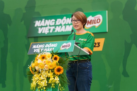 Nestlé MILO và hành trình hơn 25 năm nỗ lực cho hoạt động thể chất trẻ em Việt - Ảnh 3. Bà Philomena Tan, giám đốc ngành hàng MILO và Sữa, đại diện Công ty Nestlé Việt Nam, phát biểu khai mạc Ngày hội Đi Bộ MILO 2023.