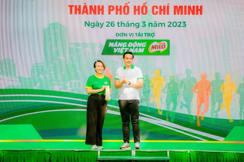 Nestlé MILO và hành trình hơn 25 năm nỗ lực cho hoạt động thể chất trẻ em Việt - Ảnh 6. Ông Nguyễn Nam Nhân, phó giám đốc Sở Văn hóa và Thể thao TP.HCM - trao kỷ niệm chương cho bà Philomena Tan, giám đốc ngành hàng MILO và Sữa, Công ty Nestlé Việt Nam