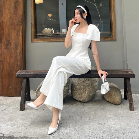 BBSTORE'S bật mí cách phối đồ không lo lỗi mốt cho mọi lứa tuổi - Ảnh 1. Thiết kế áo cổ vuông cách điệu, quần dáng xòe giúp nàng công sở trông cao và mảnh mai hơn