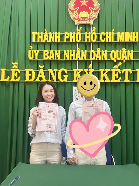 Sam tươi rói khoe giấy đăng ký kết hôn bên người thương giấu mặt - Ảnh 1. Sam thông báo kết hôn sau 4 tháng đính hôn