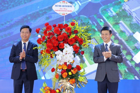 Lãnh đạo tỉnh Vĩnh Phúc chúc mừng Tập đoàn Sơn Hà nhân dịp khởi công khu công nghiệp SHI IP Tam Dương - Ảnh: S.H Lãnh đạo tỉnh Vĩnh Phúc chúc mừng Tập đoàn Sơn Hà nhân dịp khởi công Khu công nghiệp SHI IP Tam Dương - Ảnh: S.H.