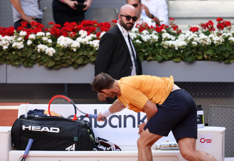 Andy Murray đập vợt sau thất bại tồi tệ tại Madrid Masters - Ảnh 3. Andy Murray đập vợt sau thất bại tồi tệ tại Madrid Masters - Ảnh 3.