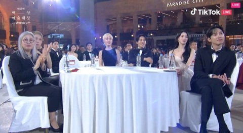 Lần đầu nhận giải Ảnh hậu Baeksang, Song Hye Kyo có lời nhắn gây sốt - Ảnh 4. Lần đầu nhận giải Ảnh hậu Baeksang, Song Hye Kyo có lời nhắn gây sốt - Ảnh 4.