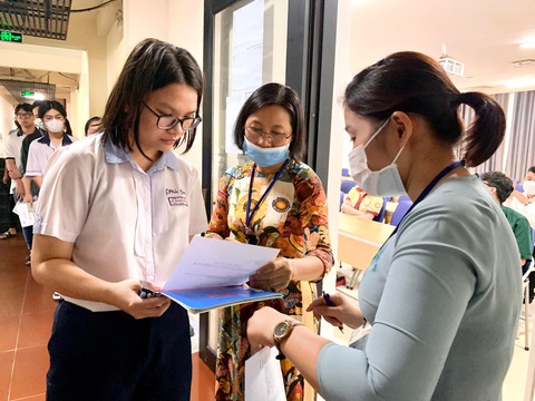 Kéo dài thời gian đăng ký xét tuyển đánh giá năng lực đến 10-6 - Ảnh 1. Thí sinh dự thi đánh giá năng lực Đại học Quốc gia TP.HCM năm 2023 - Ảnh: TRẦN HUỲNH