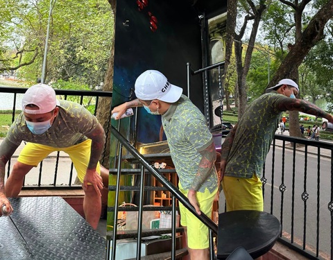 Tuấn Hưng huỷ show hát miễn phí vì lí do đặc biệt - Ảnh 3. Tuấn Hưng tự tay tân trang lại sân khấu chuẩn bị cho đêm nhạc trước khi quyết định hủy bỏ