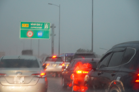 Người Hà Nội chôn chân trên cao tốc Pháp Vân - Cầu Giẽ vì tắc đường và mưa lớn - Ảnh 1. Người Hà Nội chôn chân trên cao tốc Pháp Vân - Cầu Giẽ vì tắc đường và mưa lớn - Ảnh 1.