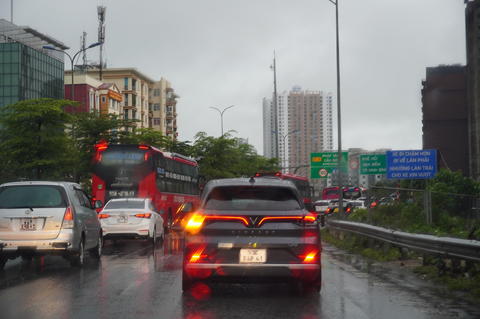 Người Hà Nội chôn chân trên cao tốc Pháp Vân - Cầu Giẽ vì tắc đường và mưa lớn - Ảnh 5. Người Hà Nội chôn chân trên cao tốc Pháp Vân - Cầu Giẽ vì tắc đường và mưa lớn - Ảnh 5.