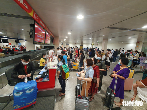Bay dịp lễ 30-4, coi chừng mất vui vì quá ký hành lý xách tay - Ảnh 1. Bay dịp lễ 30-4, coi chừng mất vui vì quá ký hành lý xách tay - Ảnh 1.