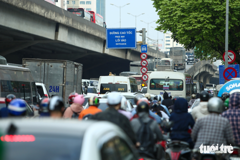 Nghỉ lễ 30-4 ở Hà Nội: Công an dùng flycam tìm chỗ kẹt xe - Ảnh 3. Nghỉ lễ 30-4 ở Hà Nội: Công an dùng flycam tìm chỗ kẹt xe - Ảnh 3.