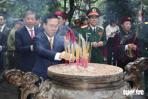 Chủ tịch nước dâng hương tưởng nhớ các vua Hùng trong ngày giỗ Tổ - Ảnh 1. Chủ tịch nước dâng hương tưởng nhớ các vua Hùng trong ngày giỗ Tổ - Ảnh 1.