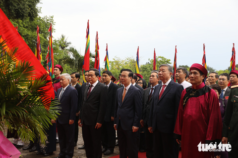 Chủ tịch nước dâng hương tưởng nhớ các vua Hùng trong ngày giỗ Tổ - Ảnh 2. Chủ tịch nước dâng hương tưởng nhớ các vua Hùng trong ngày giỗ Tổ - Ảnh 2.