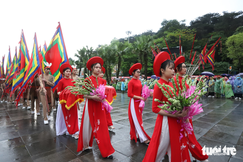 Chủ tịch nước dâng hương tưởng nhớ các vua Hùng trong ngày giỗ Tổ - Ảnh 7. Chủ tịch nước dâng hương tưởng nhớ các vua Hùng trong ngày giỗ Tổ - Ảnh 7.